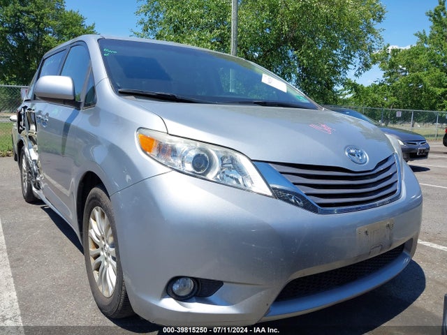 Toyota Sienna Xle 8 Passenger 2015 5TDYK3DC0FS532096 main image