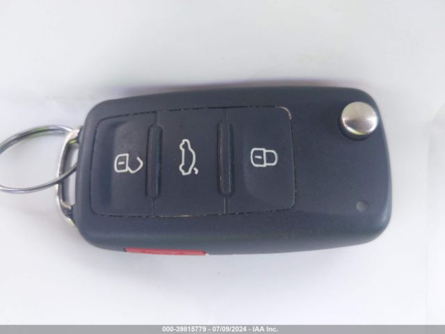 3VW517AT2FM800421 Volkswagen Beetle 1.8t