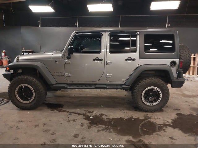 1C4BJWDG3HL528044 Jeep Wrangler Unlimited Sport 4x4