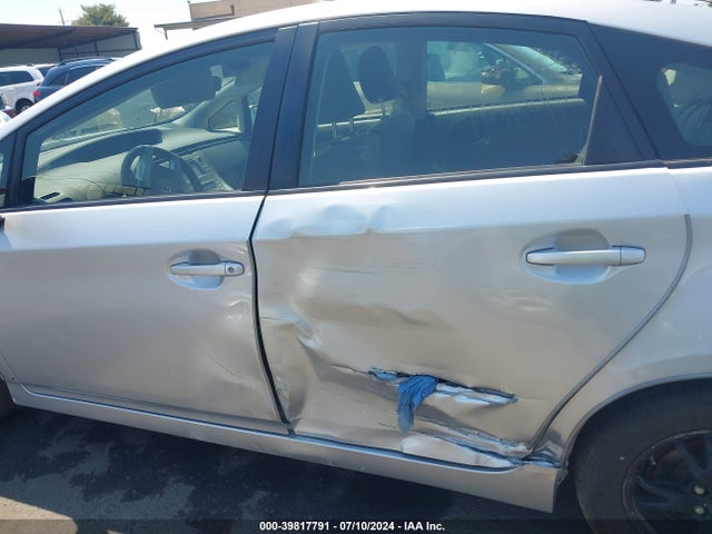 Toyota Prius Three 2014 JTDKN3DU3E0387269 Image 14