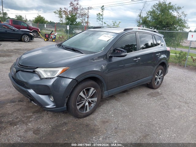 Toyota Rav4 Xle 2017 JTMWFREV0HD094936 Image 2