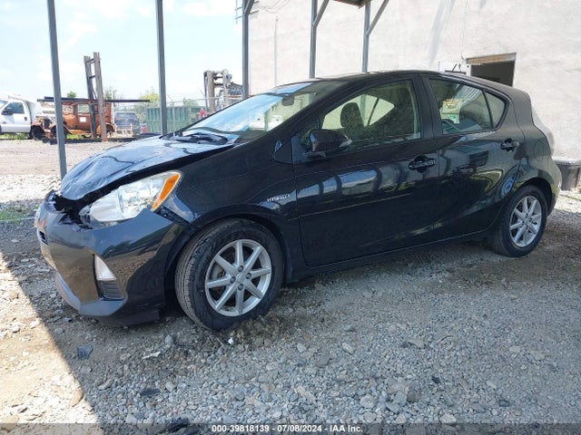 Toyota Prius C Three 2014 JTDKDTB31E1066869 Image 2