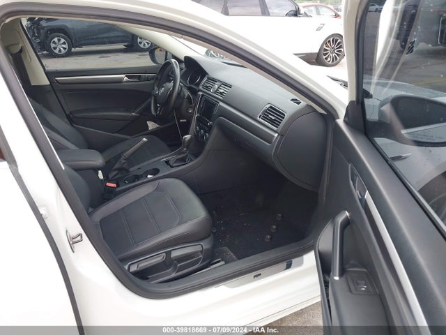 1VWDT7A30HC005880 Volkswagen Passat 1.8t R-line