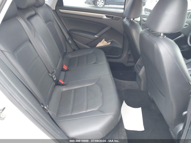 1VWDT7A30HC005880 Volkswagen Passat 1.8t R-line