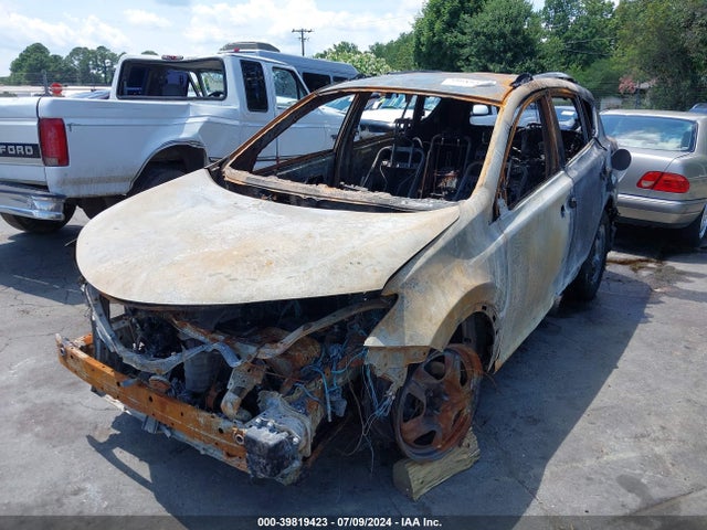 Toyota RAV4 LE 2018 2T3ZFREV3JW434313 Image 2