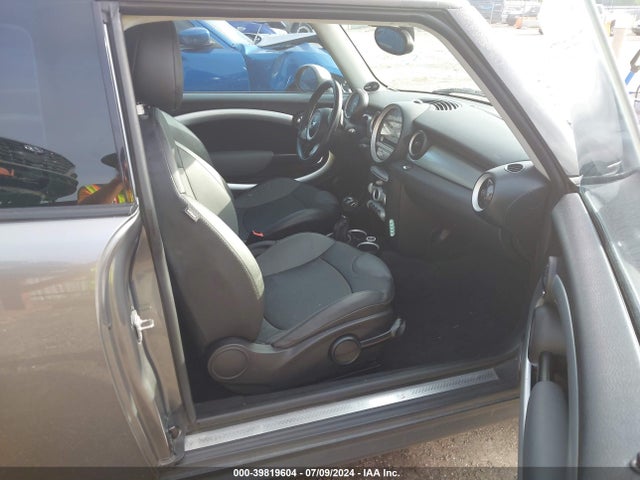 2010 MINI COOPER S CLUBMAN WMWMM3C56ATP94112 Photo 4