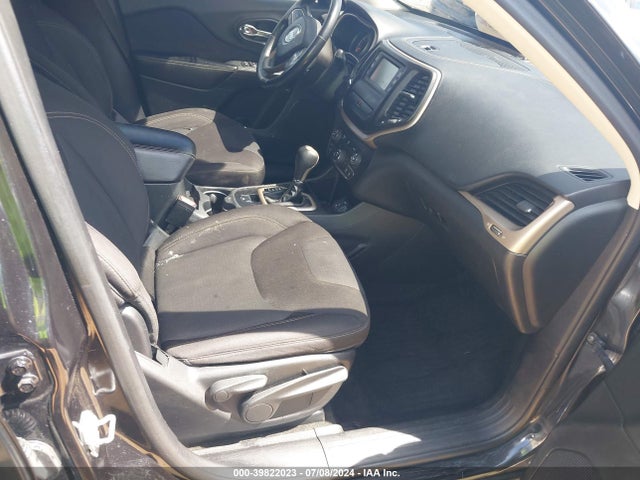 1C4PJLCB6FW770736 Jeep Cherokee Latitude