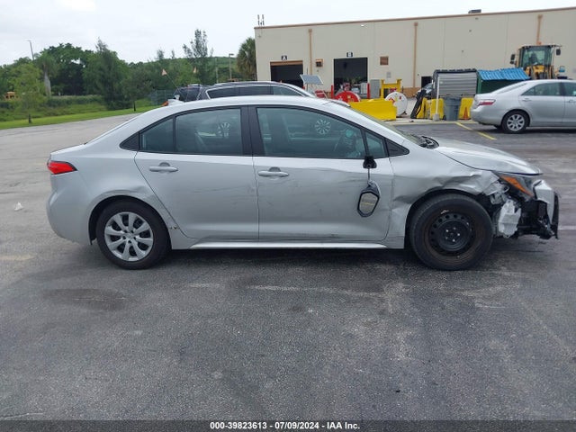Toyota COROLLA LE 2022 5YFEPMAE3NP377440 Image 13