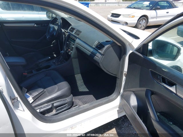 1VWAT7A37FC002118 Volkswagen Passat 1.8t Wolfsburg Edition