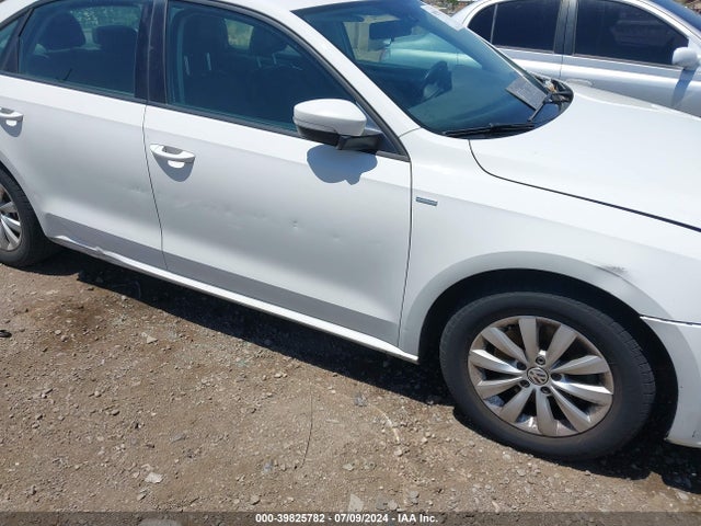 1VWAT7A37FC002118 Volkswagen Passat 1.8t Wolfsburg Edition