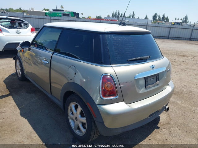 2010 MINI COOPER WMWMF3C52ATZ24834 Photo 2