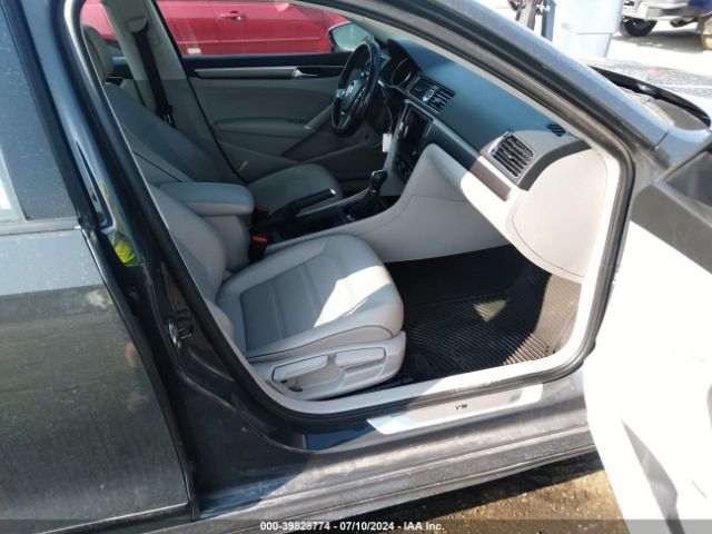 1VWDT7A3XHC068212 Volkswagen Passat 1.8t R-line