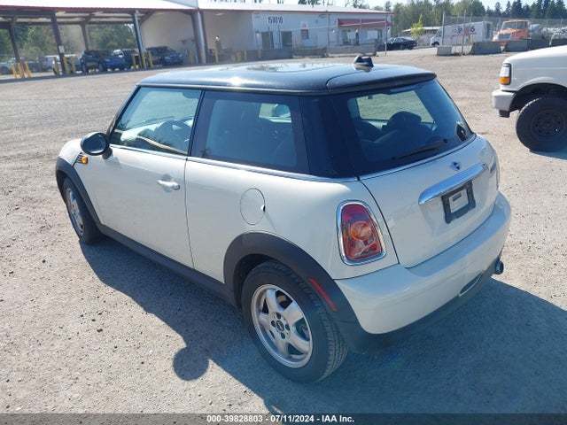 2010 MINI COOPER WMWMF3C57ATZ26434 Photo 2
