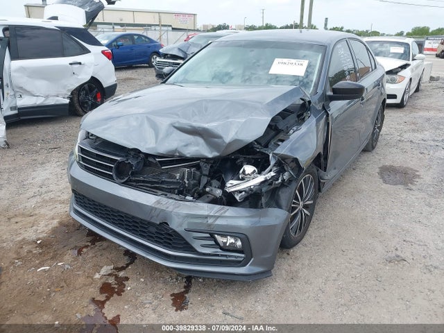 3VWDB7AJ8JM223071 Volkswagen Jetta 1.4t Se/1.4t Wolfsburg Edition