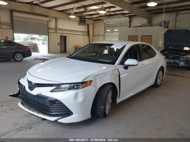 Toyota CAMRY LE 2018 JTNB11HK5J3016112 Image 2