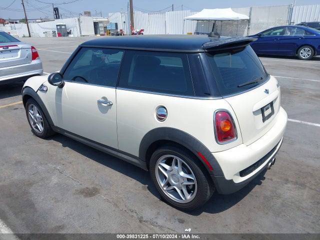 2007 MINI COOPER S WMWMF73567TL91113 Photo 2