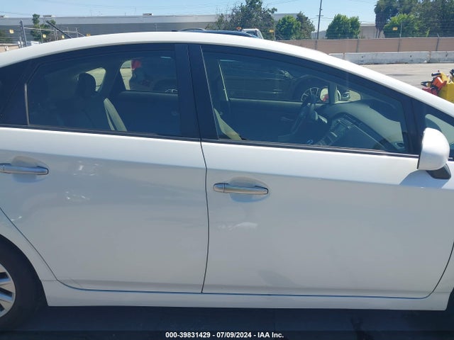 Toyota PRIUS PLUG-IN 2014 JTDKN3DPXE3055483 Image 13