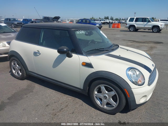 2008 MINI COOPER WMWMF33518TT62886 Photo 0