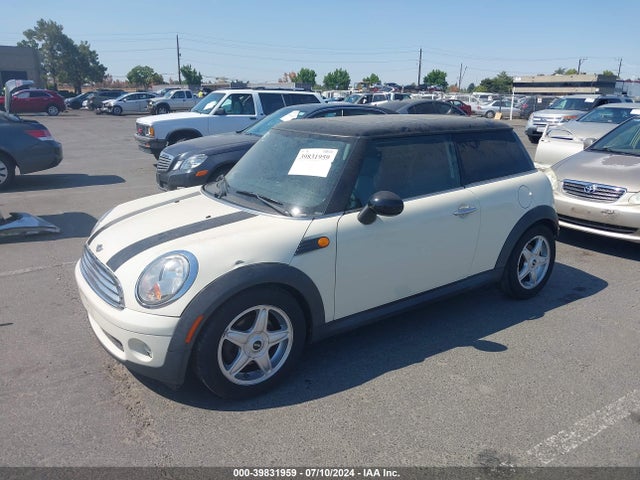 2008 MINI COOPER WMWMF33518TT62886 Photo 1