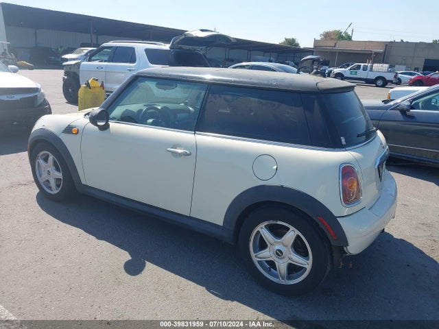 2008 MINI COOPER WMWMF33518TT62886 Photo 2
