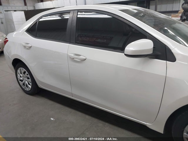 Toyota COROLLA LE 2018 5YFBURHE9JP855319 Image 13