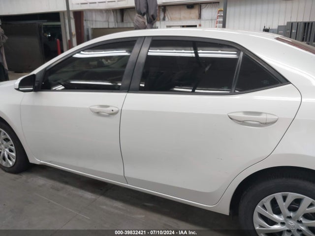 Toyota COROLLA LE 2018 5YFBURHE9JP855319 Image 14