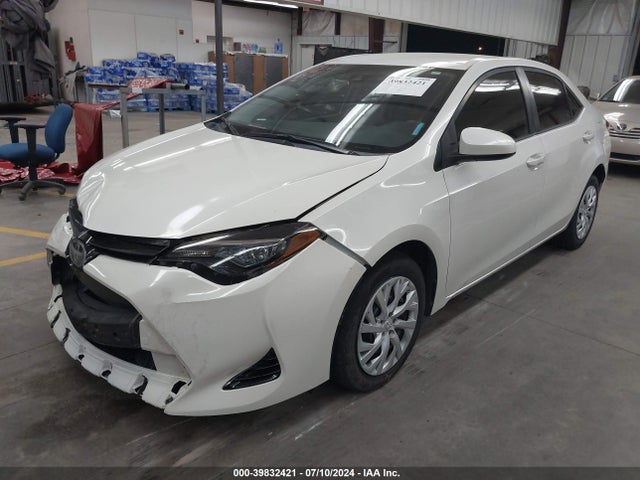 Toyota COROLLA LE 2018 5YFBURHE9JP855319 Image 2