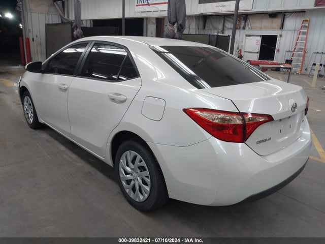 Toyota COROLLA LE 2018 5YFBURHE9JP855319 Image 3