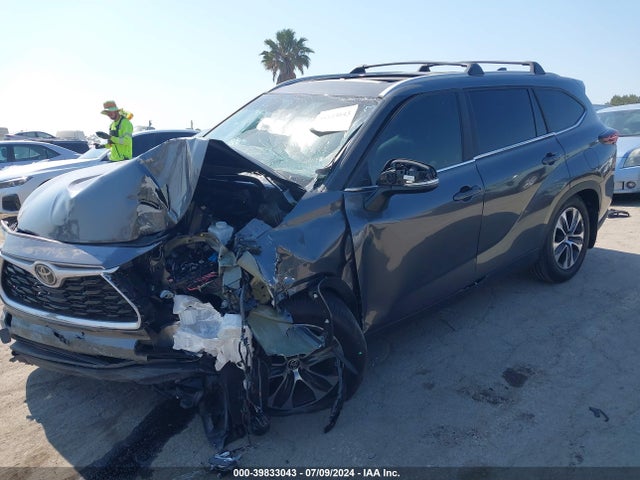 Toyota Highlander Xle 2024 5TDKDRAH3RS049984 Image 2