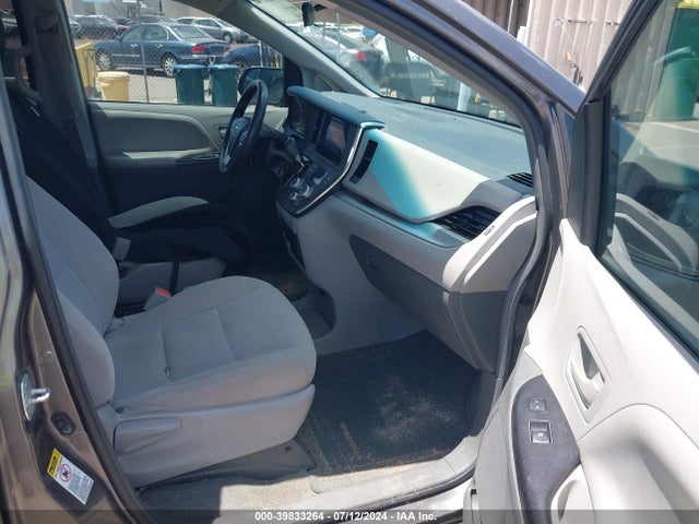 Toyota Sienna L 7 Passenger 2017 5TDZZ3DC0HS895887 Image 5
