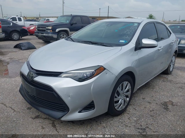 Toyota COROLLA LE 2018 5YFBURHE3JP755345 Image 2