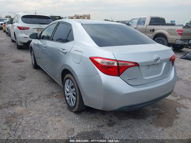 Toyota COROLLA LE 2018 5YFBURHE3JP755345 Image 3