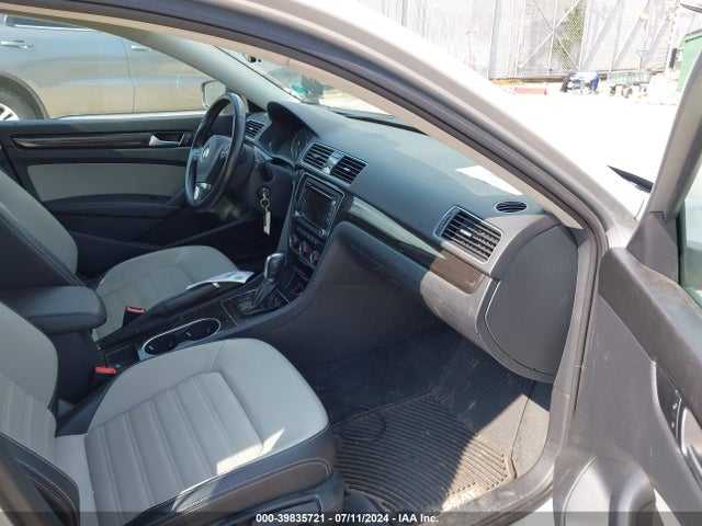 1VWBT7A3XFC062429 Volkswagen Passat 1.8t Sport