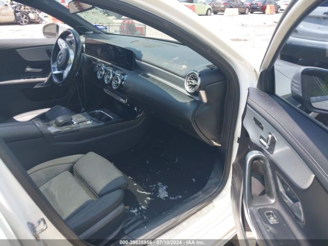 WDD3G4EB1KW012819 Mercedes-Benz A 220