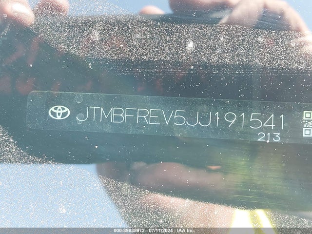 Toyota RAV4 LE 2018 JTMBFREV5JJ191541 Image 9