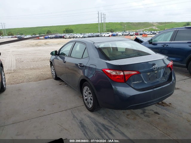 Toyota COROLLA LE 2018 5YFBURHE9JP825804 Image 3