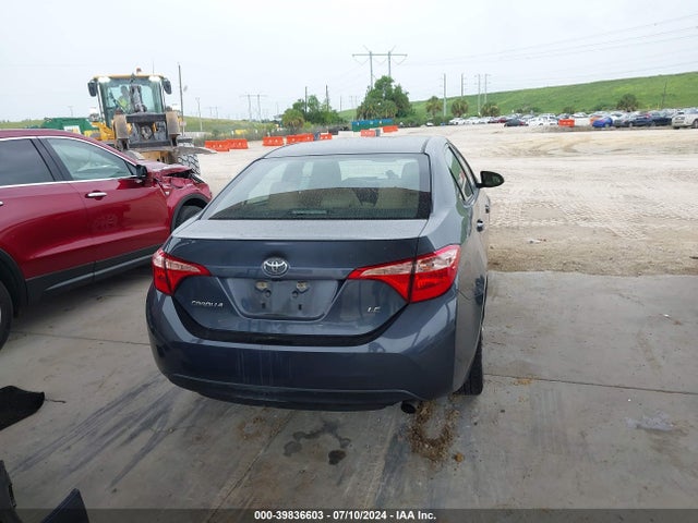 Toyota COROLLA LE 2018 5YFBURHE9JP825804 Image 4