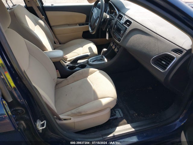 1C3CCBAB0EN121724 Chrysler 200 LX
