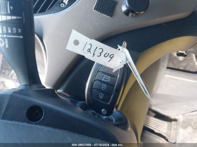 KM8SMDHF8HU208981 Hyundai Santa Fe Se