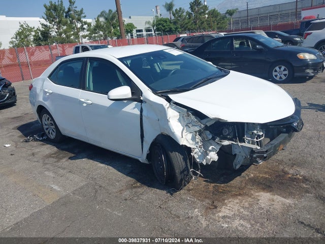 Toyota COROLLA LE 2018 5YFBURHE8JP853903 zdjęcie główne