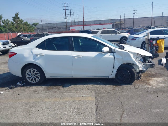 Toyota COROLLA LE 2018 5YFBURHE8JP853903 Image 14