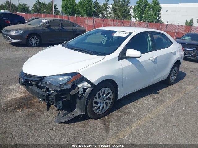 Toyota COROLLA LE 2018 5YFBURHE8JP853903 Image 2