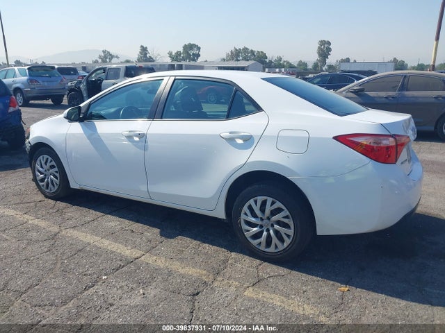 Toyota COROLLA LE 2018 5YFBURHE8JP853903 Image 3