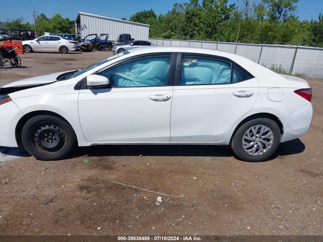 Toyota COROLLA LE 2018 5YFBURHEXJP780596 Image 14