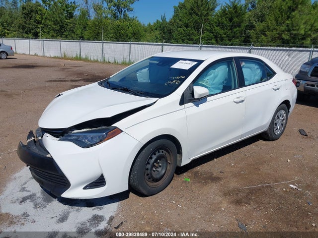 Toyota COROLLA LE 2018 5YFBURHEXJP780596 Image 2