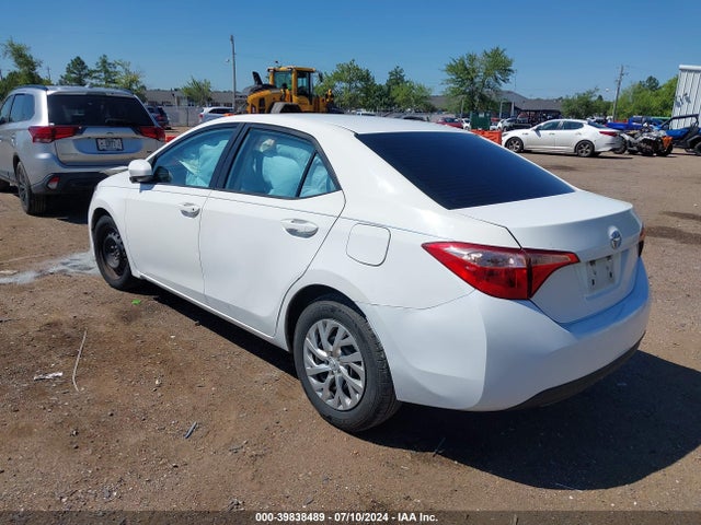 Toyota COROLLA LE 2018 5YFBURHEXJP780596 Image 3