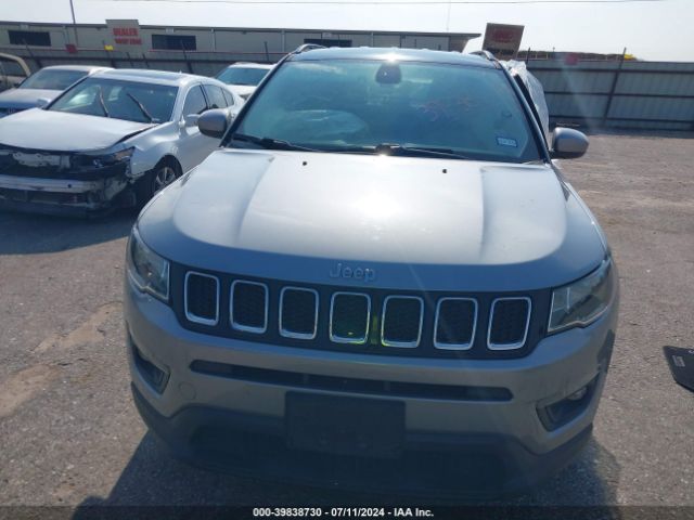 3C4NJCBB2JT105842 Jeep Compass Latitude Fwd