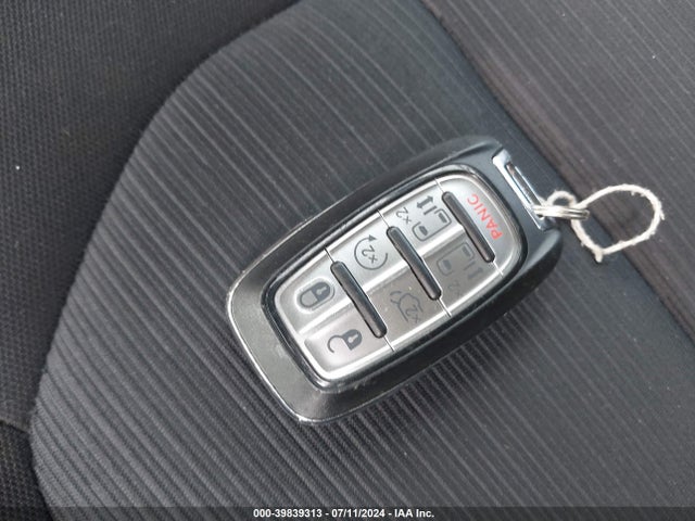2C4RC1CG7NR159088 Chrysler Voyager Lx