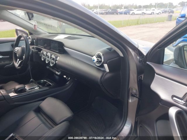 WDD3G4EBXKW031451 Mercedes-Benz A 220