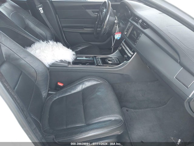 2016 JAGUAR XF SAJBF4BV6GCY06250 Photo 4